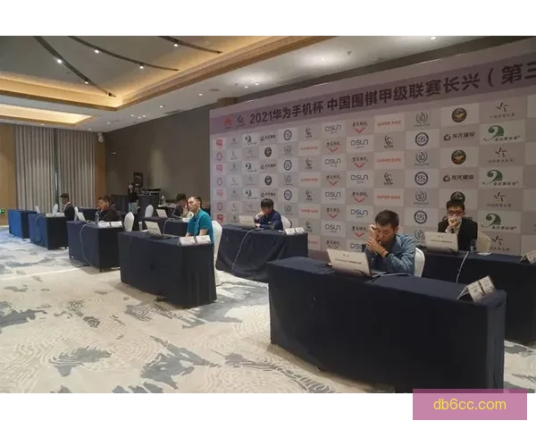 多线作战拖垮卫冕冠军三次乌龙送礼一比三止步半决赛近八场仅一胜